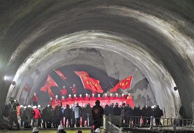 从中国铁路北京局集团有限公司获悉,12月13日,京张高铁正线最长隧道