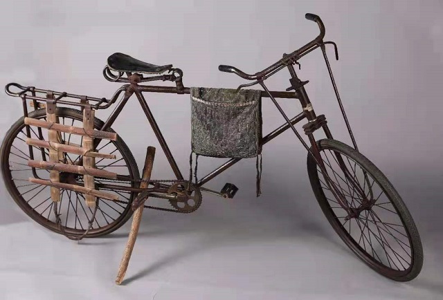 文体艺术 > 正文由于"大铁驴"出色的载重能力,有人会骑着它到车站等